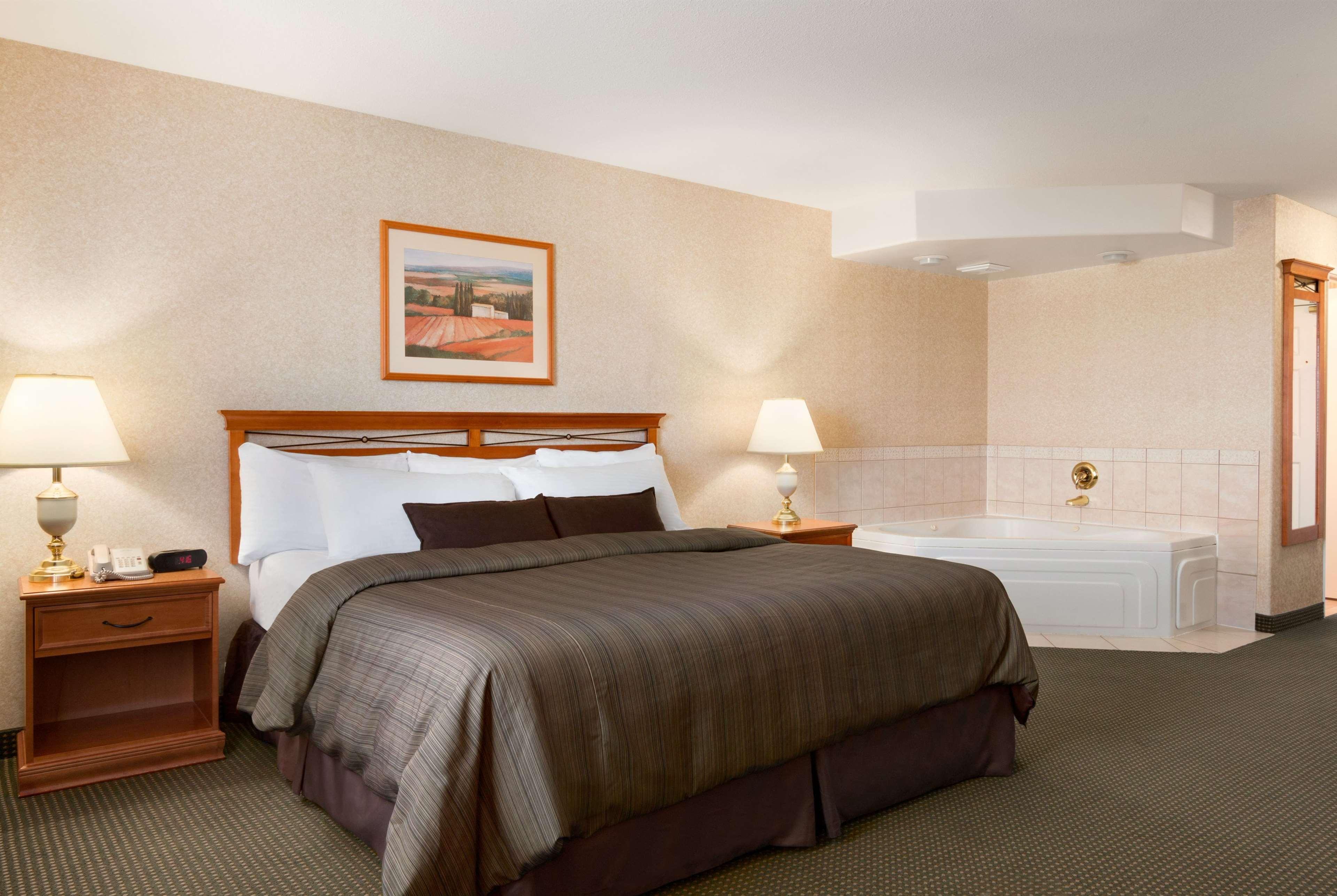 DAYS INN BY WYNDHAM SASKATOON | ⋆⋆ | CANADA | SEASON DEALS FROM $92